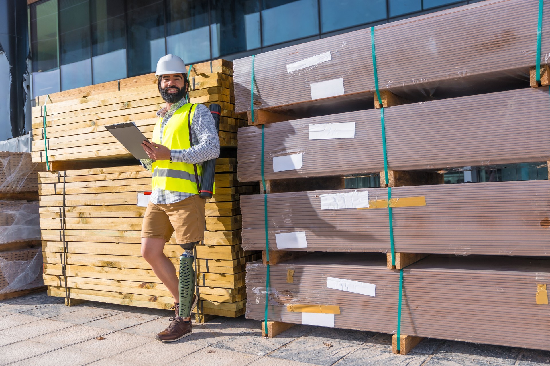Ingénieur détendu avec prothèse de jambe travaillant sur un chantier de construction