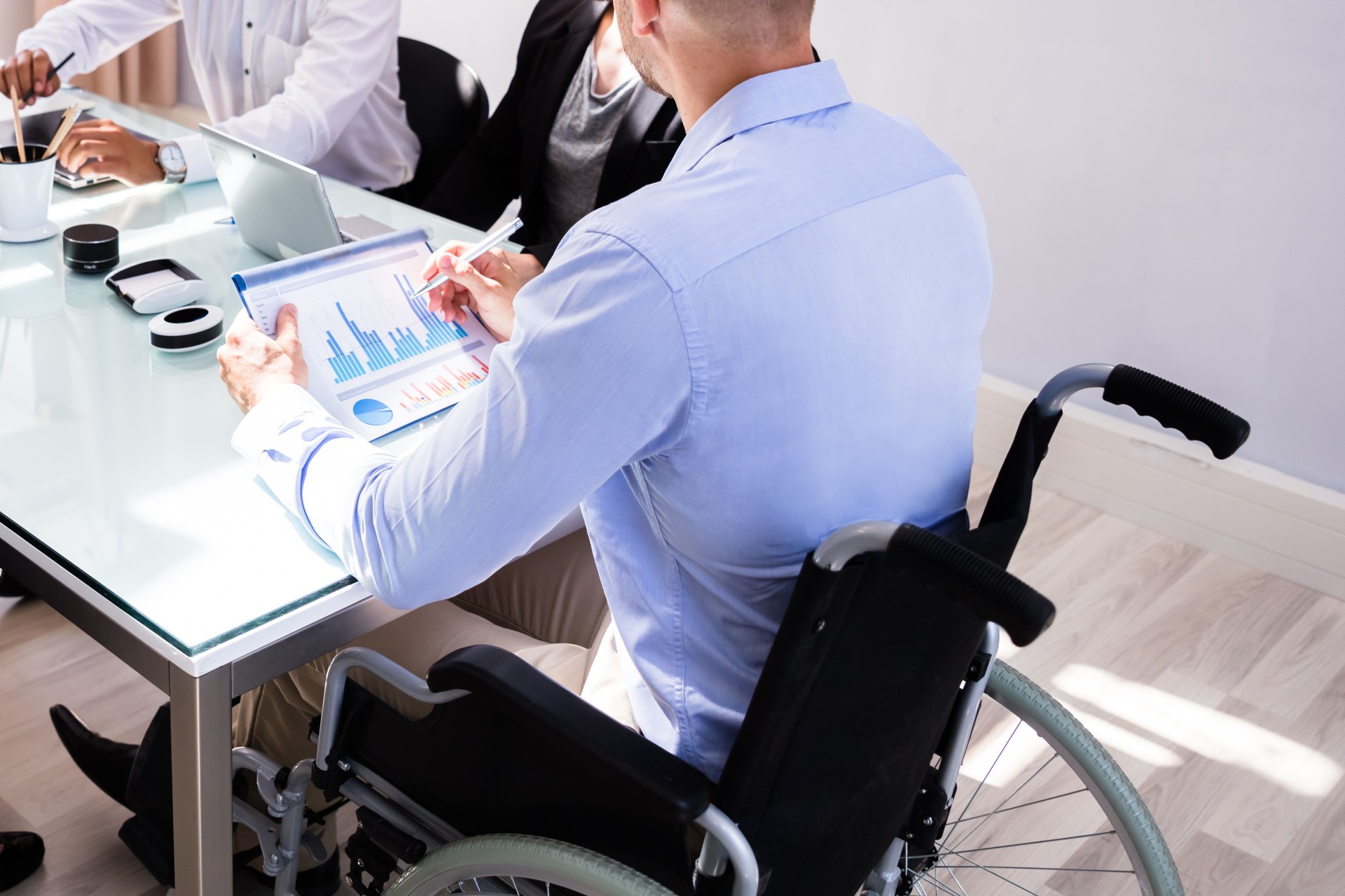 Gestionnaire de handicapés assis avec ses collègues